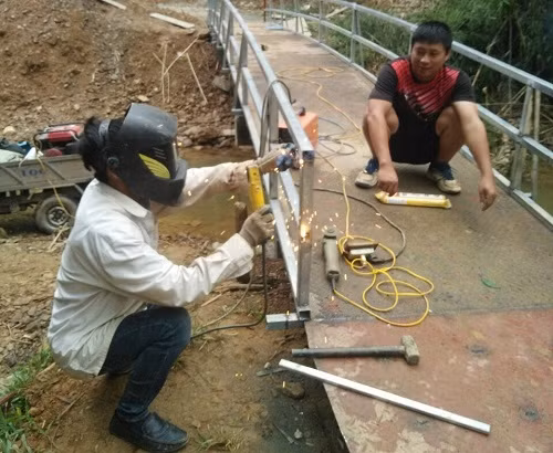 Tranh thủ ngày nghỉ, giờ nghỉ, các thầy giáo đều có mặt tại "công trường" làm cầu