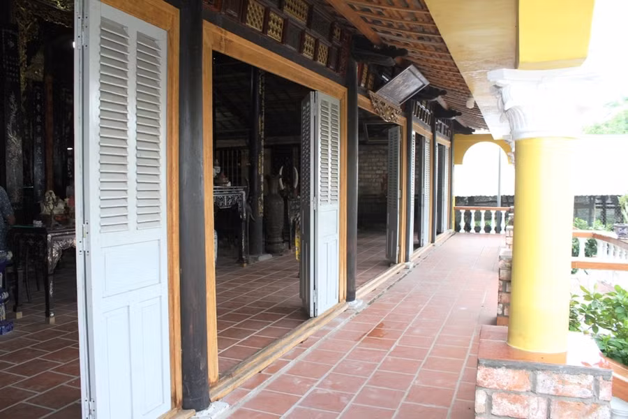 Gia chủ ngôi nhà đang sưu tầm thêm bộ cửa để hoàn chỉnh, giá trị hơn 2 tỷ đồng.