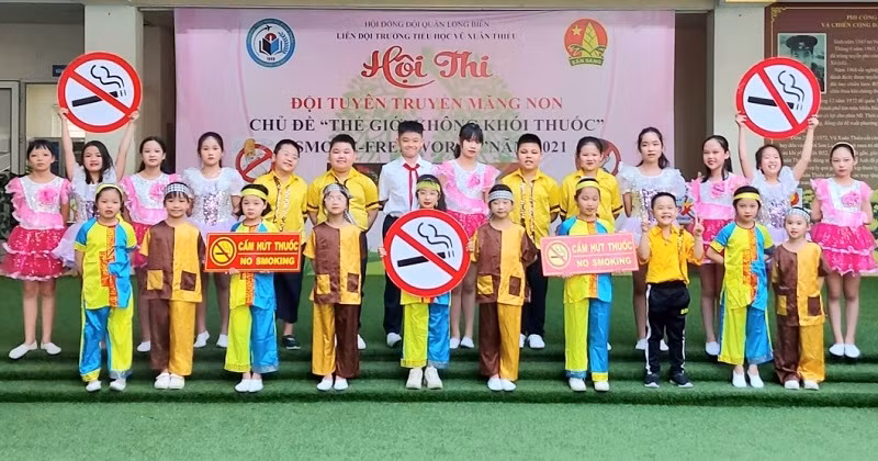 Học sinh Trường Tiểu học Vũ Xuân Thiều tuyên truyền chủ đề “thế giới không khói thuốc” qua các bài hát dân ca do cô Hiệu trưởng Hứa Thu Huyền soạn lời.