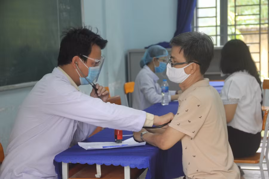 Các giáo viên được khám sàng lọc kĩ càng trước khi tiêm chủng