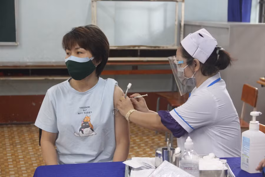 Cô giáo Nguyễn Thu Trang, giáo viên Trường THPT Đào Sơn Tây tiêm vắc xin phòng Covid-19