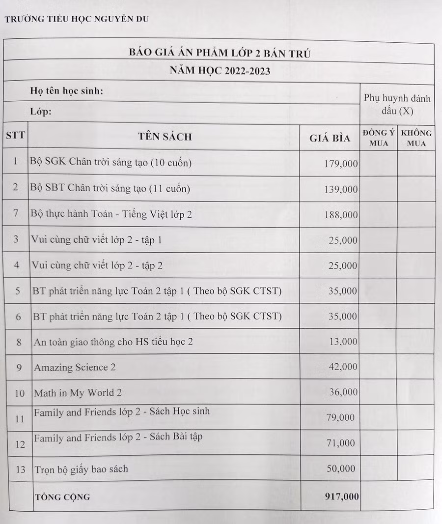 Một combo bán SGK, sách tham khảo của một trường tiểu học tại TPHCM.