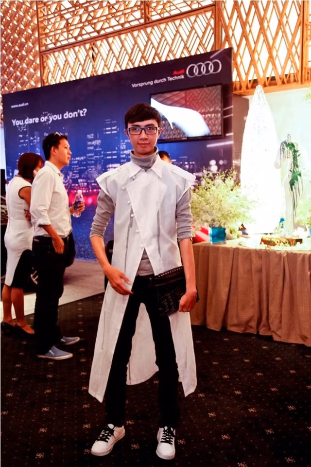 Nếu anh ấy là siêu nhân trong một bộ phim giải cứu thế giới thì trang phục này sẽ phù hợp hơn. Tất nhiên đi kèm với đó là sự thay đổi về màu sắc và chất liệu.