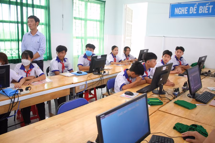 Môn Tin học được triển khai dạy từ lớp 3 nên xảy ra tình trạng thiếu giáo viên. Ảnh: Q. Ngữ. Môn Tin học được triển khai dạy từ lớp 3 nên xảy ra tình trạng thiếu giáo viên. Ảnh: Q. Ngữ.