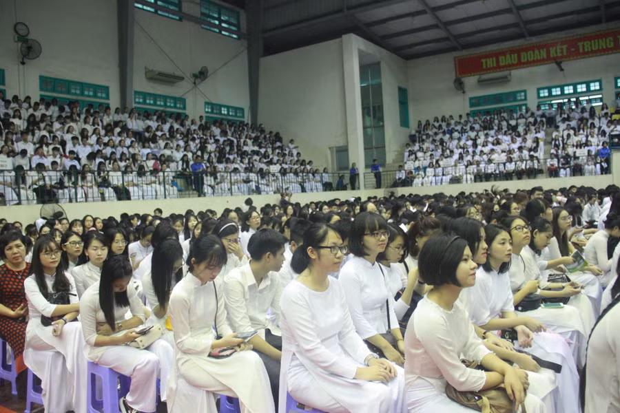 Sinh viên Trường ĐHSP Hà Nội trong đồng phục áo dài trắng dự lễ khai giảng.