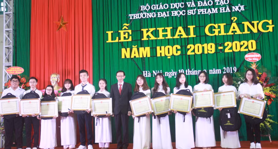 GS Nguyễn Văn Minh trao thưởng cho các tân sinh viên xuất sắc.