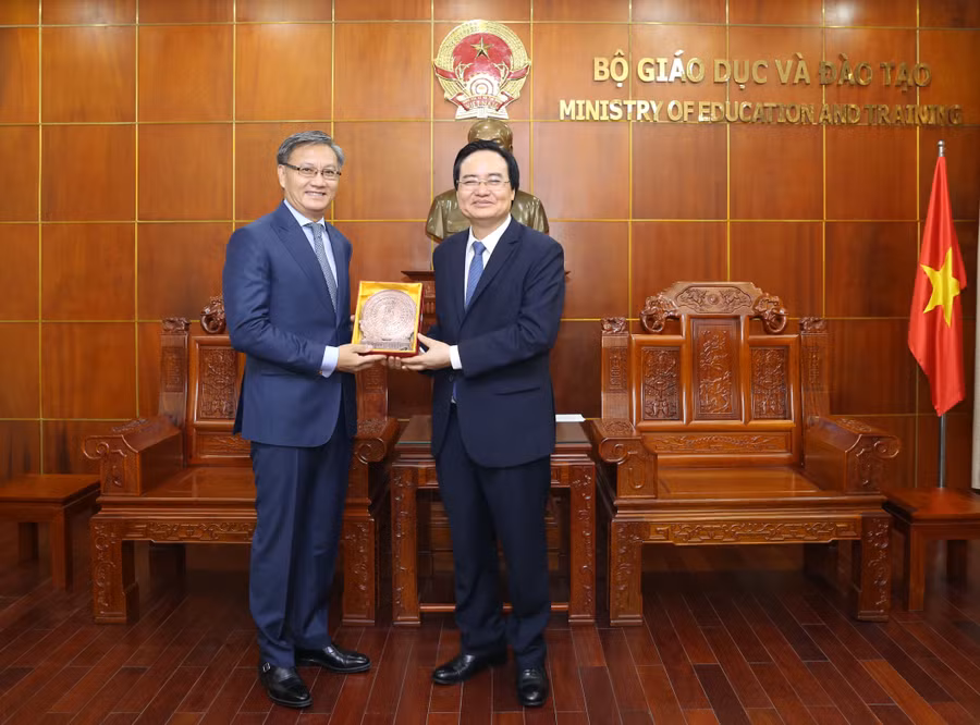 Bộ trưởng Bộ GD&ĐT Phùng Xuân Nhạ tăng quà lưu niệm cho ngài Thongsavanh Phomvihane.