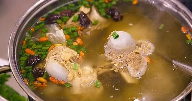 Bí quyết để có nồi nước dùng ngọt trong, không bị đục, ai cũng nấu được ở nhà!