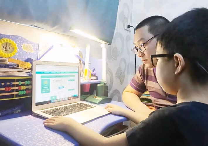 Cần phụ huynh đồng hành khi con học lớp 1 trực tuyến. Ảnh: gdtd.vn