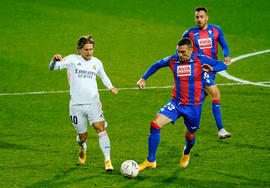 Modric đang trở lại phong độ đỉnh cao với khả năng điều tiết trận đấu cùng những pha xử lý kỹ thuật thanh thoát ở khu trung tuyến Real Madrid. Truyền thông Anh tiết lộ Tottenham Hotspur đang có ý định đưa anh trở về đội bóng cũ theo mong muốn của HLV Jose Mourinho. Tuy nhiên, tiền vệ số 10 vẫn ưu tiên việc giải nghệ trong màu áo Real Madrid.