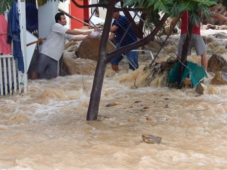 Mua lon gay vo kenh, nha dan bi sap trong dem - Anh 1