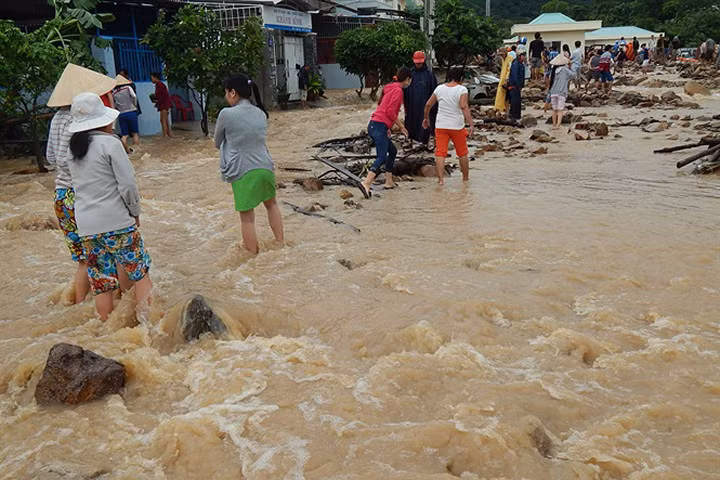 Mưa lớn gây vỡ kênh, nhà dân bị sập trong đêm