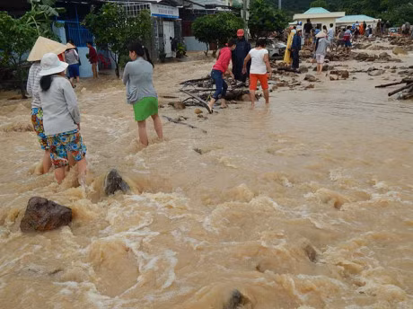 Mua lon gay vo kenh, nha dan bi sap trong dem - Anh 3