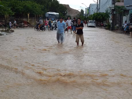 Mua lon gay vo kenh, nha dan bi sap trong dem - Anh 2