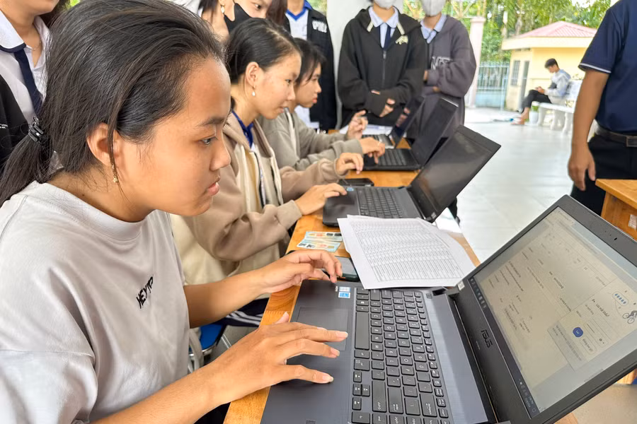 Học sinh Trường THPT Phan Văn Trị (TP Cần Thơ) đăng ký dự thi tốt nghiệp THPT. Ảnh: NTCC