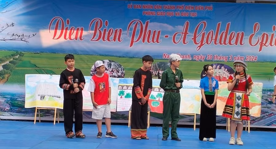 Những giờ học về truyền thống lịch sử thông qua các vở kịch, bài hát bằng tiếng Anh. Ảnh: NTCC