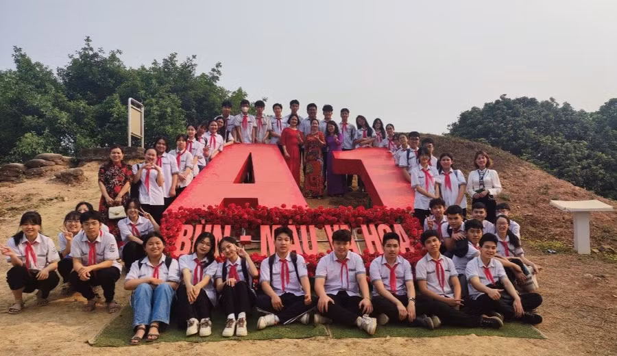 Cô trò chụp ảnh lưu niệm sau tiết học lịch sử tại di tích lịch sử Đồi A1. Ảnh: NTCC