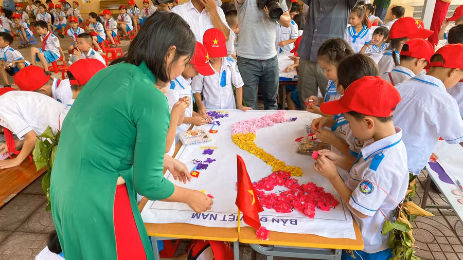 Học sinh Trường Tiểu học Tiên Điền (Nghi Xuân, Hà Tĩnh) tham gia trải nghiệm hoạt động “Em là chiến sĩ Điện Biên”. Ảnh: Nguyễn Lan