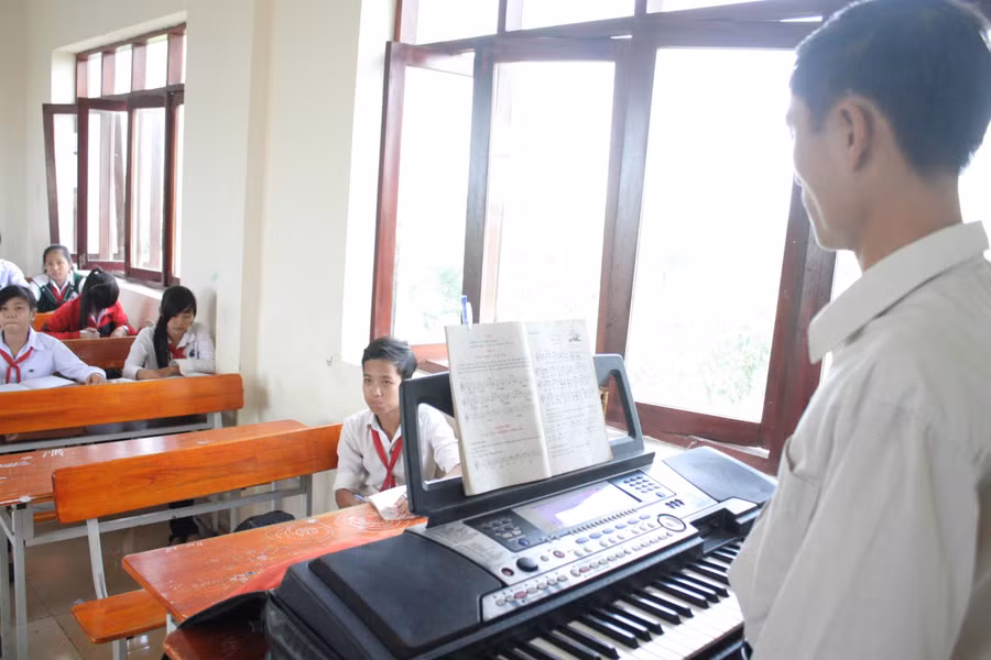 Triển khai Chương trình GDPT mới, một số địa phương gặp khó do thiếu giáo viên, đặc biệt là giáo viên các môn mới.