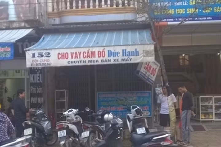 Nhóm đối tượng lạ mặt ném "bom bẩn" vào hiệu cầm đồ