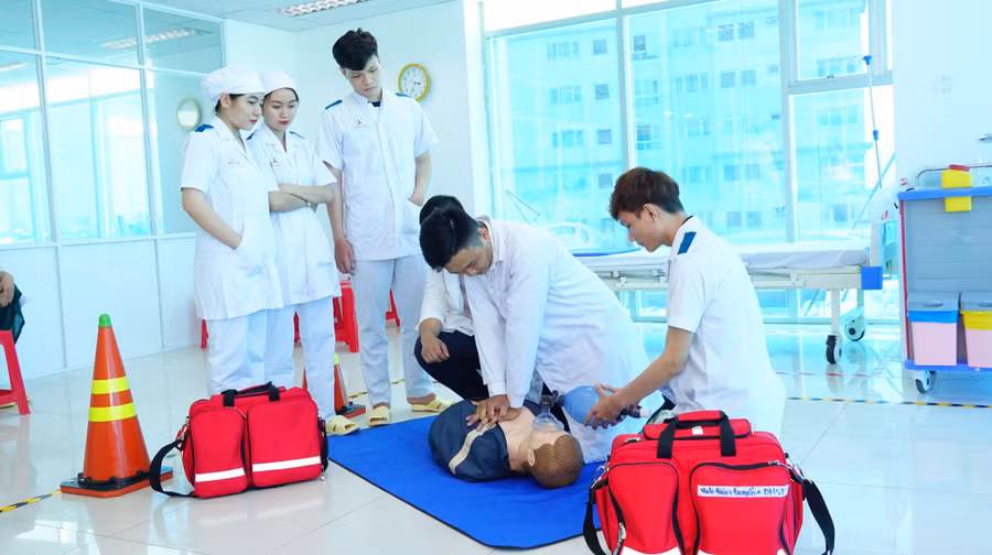 Sinh viên ngành Điều dưỡng Trường Cao đẳng Đại Việt Sài Gòn đang thực hành thao tác sơ cấp cứu. Ảnh: Anh Tú Sinh viên ngành Điều dưỡng Trường Cao đẳng Đại Việt Sài Gòn đang thực hành thao tác sơ cấp cứu. Ảnh: Anh Tú