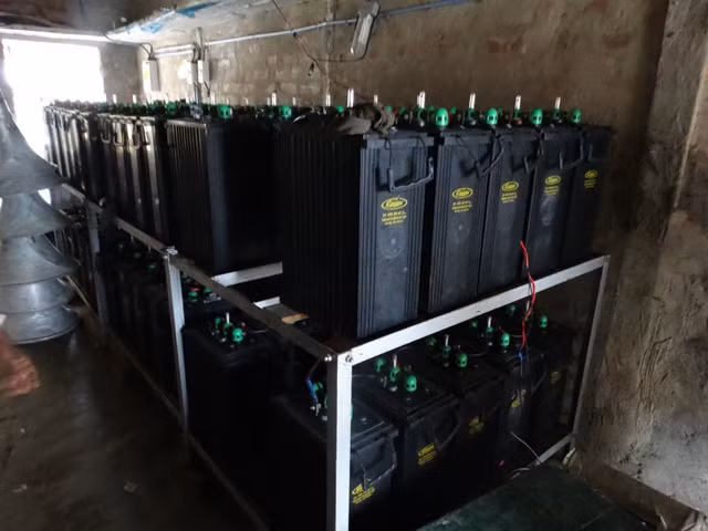  Ông ta đã bán điện cho các nhà hàng xóm. Trong nhà ông có một hệ thống pin năng lượng mặt trời sẵn sàng phục vụ nhu cầu. 