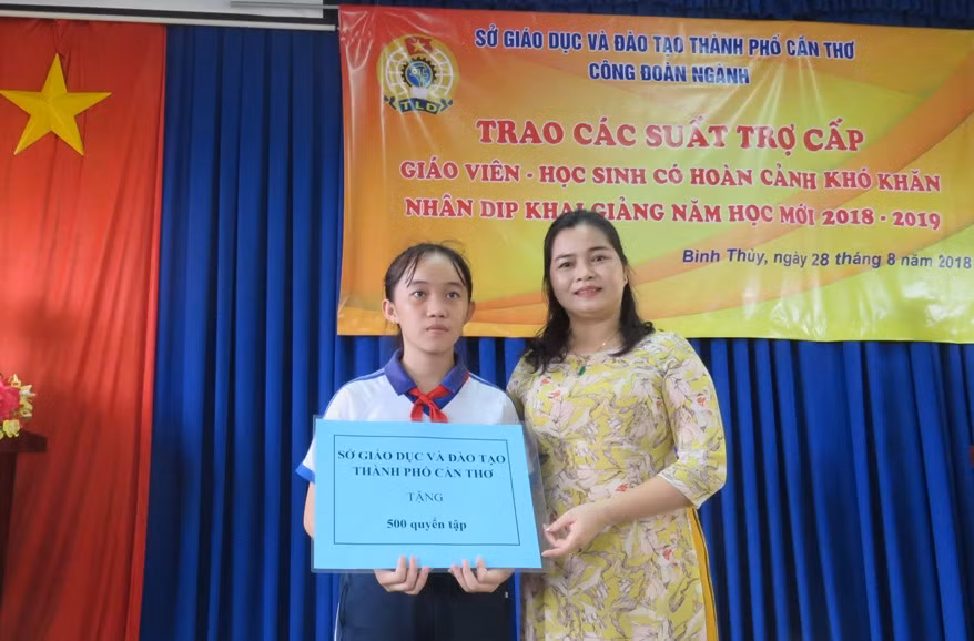 Bà Trần Hồng Thắm - Giám đốc Sở GD&ĐT TP Cần Thơ trao quà cho HS hoàn cảnh khó khăn
