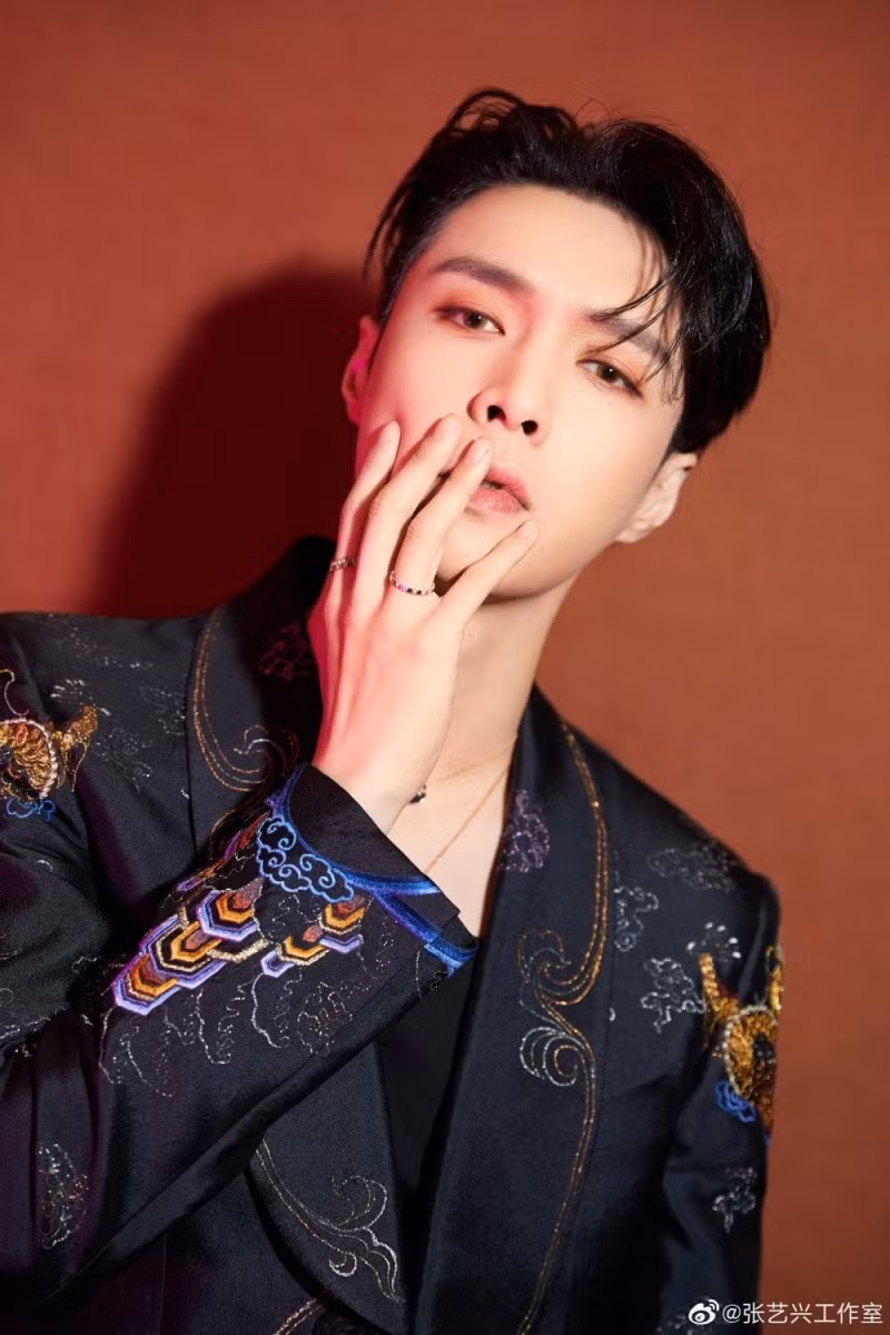 Những thần tượng K-Pop từng là vũ công phụ trước khi ra mắt ảnh 6