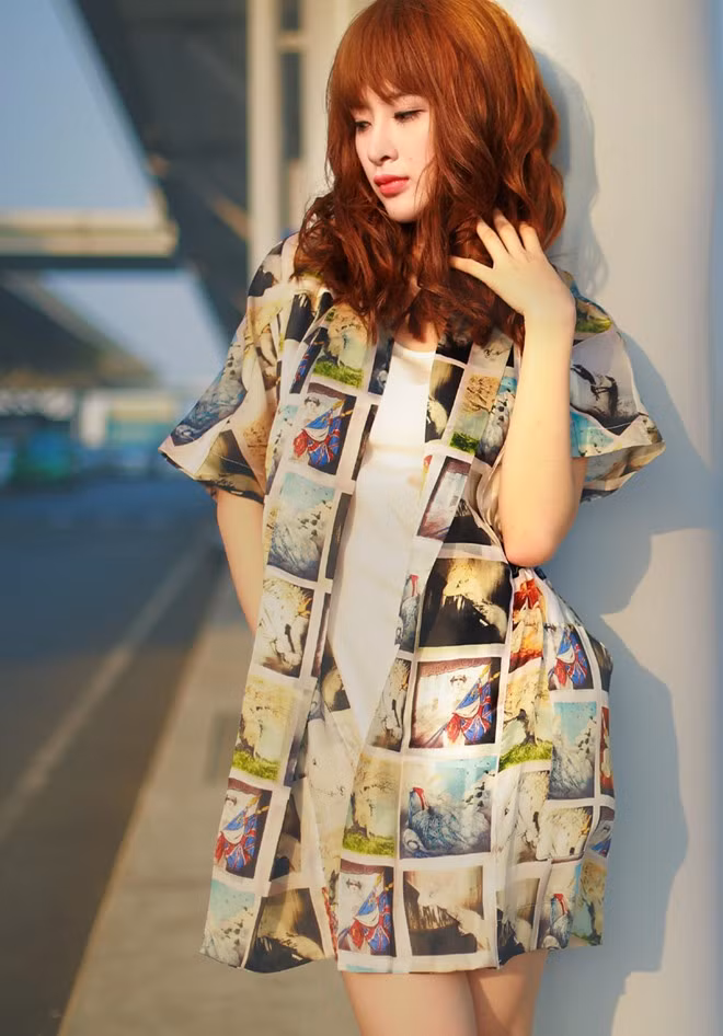 Trang phục đẹp, tông trang điểm phù hợp giúp "bà mẹ nhí" diễn xuất tự tin trước ống kính nhiếp ảnh gia. Angela Phương Trinh để tóc mái ngang lạ lẫm xuống phố