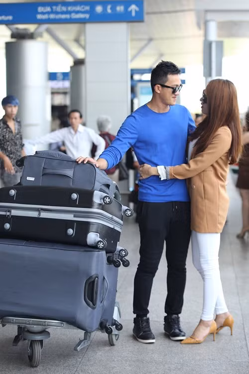 Hương Giang Idol hôn bạn trai Việt kiều tại sân bay - 5