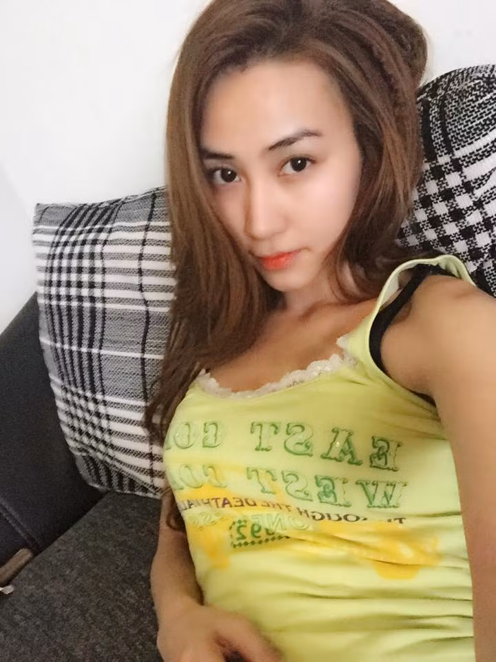Minh Hằng hở lưng cưỡi đà điểu, Trấn Thành 