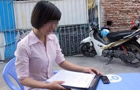 Chị L. bên hồ sơ chứng cứ tố cáo anh Duẩn - người đã tra tấn tinh thần và thể xác của chị trong suốt 2 năm qua. 