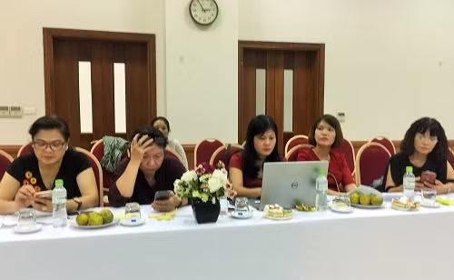 Các nhà báo và thành viên Hội Nữ trí thức Việt Nam tham dự buổi họp báo