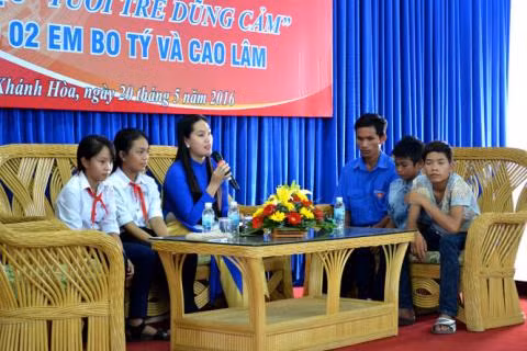 Cúu 5 nũ sinh duoi nuoc: Cau be chan bo noi gi?