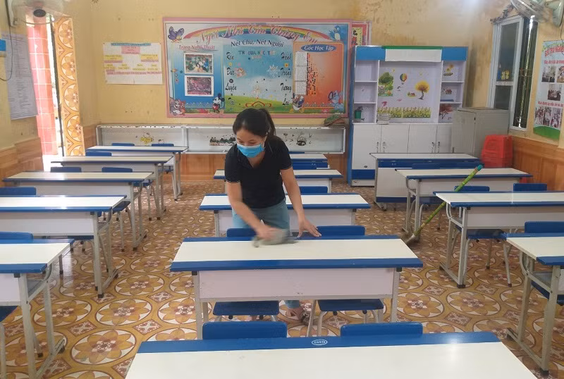 Chiều 13/9, giáo viên Trường Tiểu học Cẩm Hưng đến vệ sinh trường lớp, sẵn sàng đón học sinh trở lại học tập vào ngày 15/9. Ảnh: NTCC