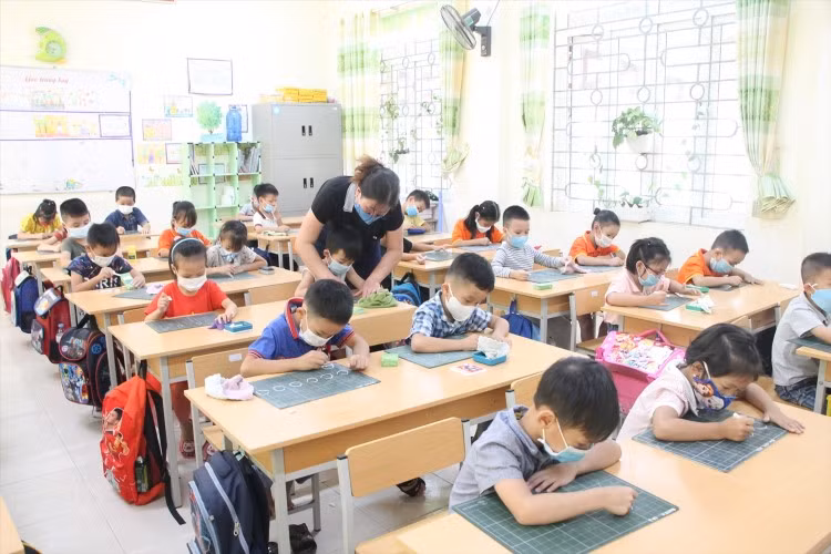 Tích hợp một số nội dung thành chủ đề dạy học lớp 1, 2 để tăng cường thời gian cho môn học chính. Ảnh: IT