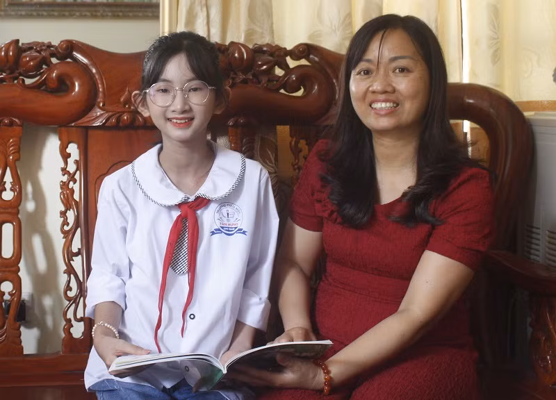 Cô Nguyễn Thị Thu - Hiệu trưởng Trường Tiểu học Tân Hưng chia vui với học trò “vàng” Trần Thị Bích Ngân.