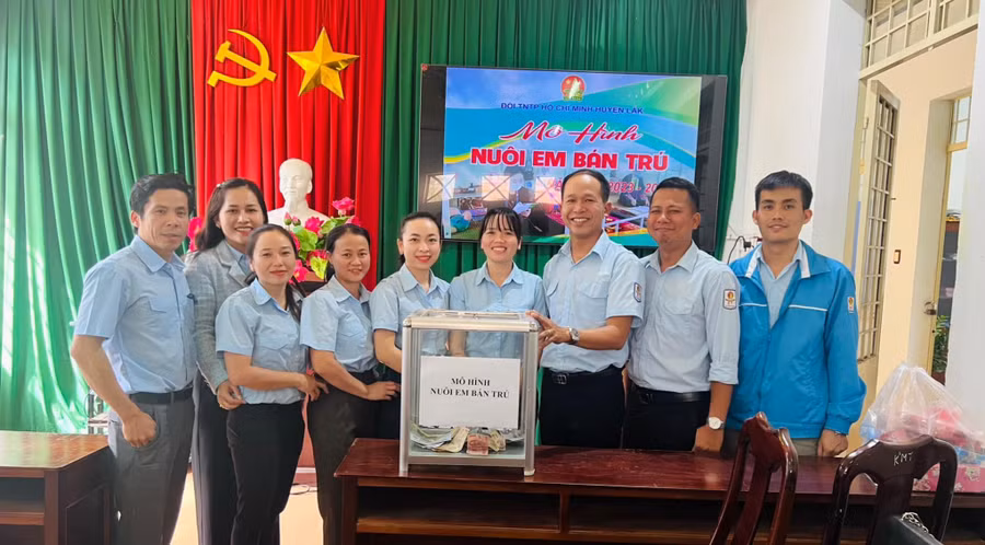 Hội đồng Đội huyện Lắk phát động ủng hộ mô hình “Nuôi em bán trú”. Ảnh: BS