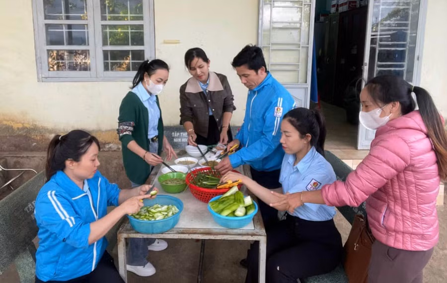 Thầy cô Tổng phụ trách Đội trên địa bàn huyện Lắk cùng nhau chuẩn bị bữa cơm cho các em bán trú. (Ảnh: BS)