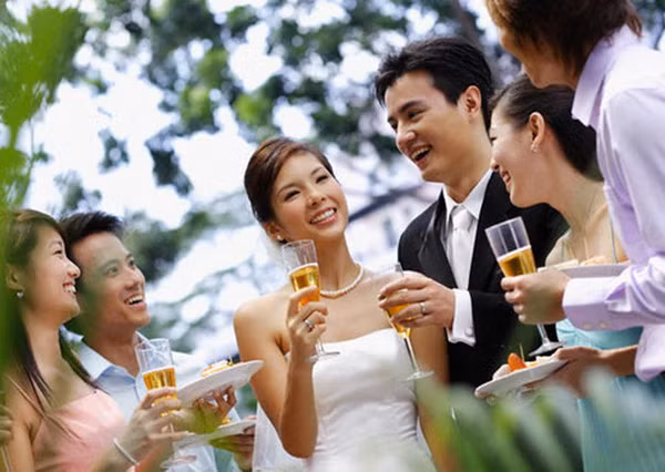 Diện nguyên cây đen đến “đại náo” đám cưới người yêu cũ