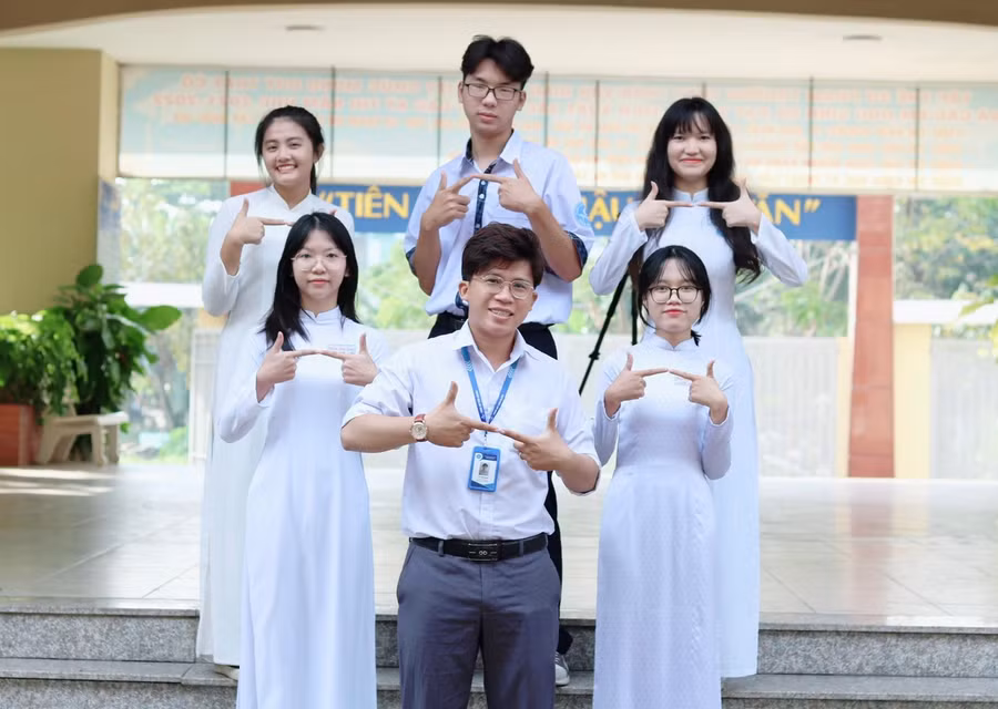 Thầy Nam cùng các thành viên trong nhóm sáng tác bộ truyện tranh “Chuyện của Mèo”.