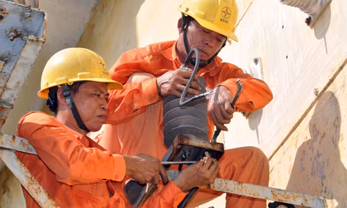 Tại nhiều khu vực trên địa bàn thành phố Hà Nội, sản lượng tiêu thụ điện tăng tới 200% trong những ngày nắng nóng. evn-ha-noi-hua-khong-cat-dien-neu-nang-nong-tren-36-do-c
