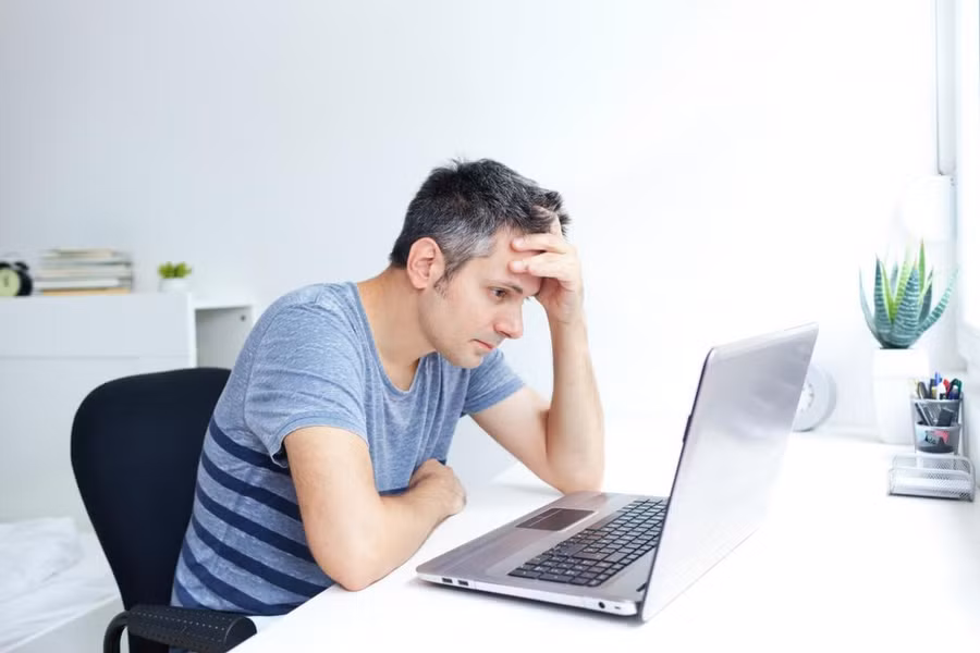 6. Căng thẳng kéo dài: Căng thẳng gây suy giảm tế bào gốc giúp tái tạo sắc tố của tóc. Theo The New York Times, tế bào gốc ở nang lông sẽ biệt hóa để tạo thành tế bào hắc tố, tạo ra màu nâu, đen, đỏ, vàng trên tóc và da. Căng thẳng khiến tế bào gốc phân hóa nhanh hơn, dẫn đến cạn kiệt số lượng và tạo nên sợi tóc có màu xám. Ảnh: Medical News Today.
