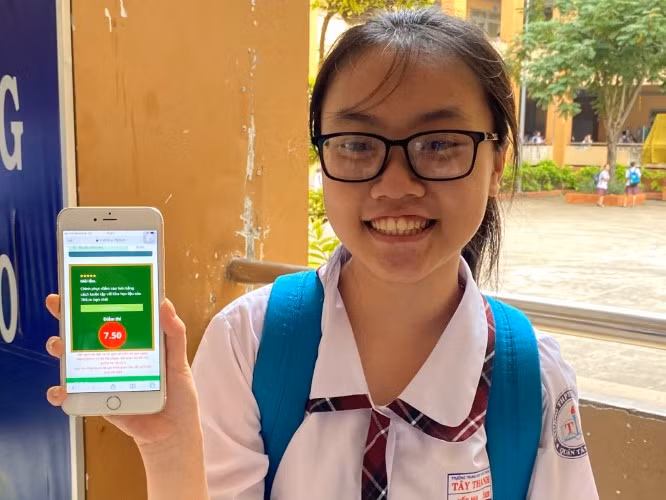 Học sinh Trường THPT Tây Thạnh có kết quả kiểm tra giữa kỳ ngay sau khi bài thi kết thúc. Ảnh: D.Phú
