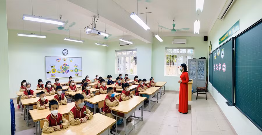 Cô trò học sinh Trường Tiểu học Ái Mộ B ngày đầu trở lại trường.