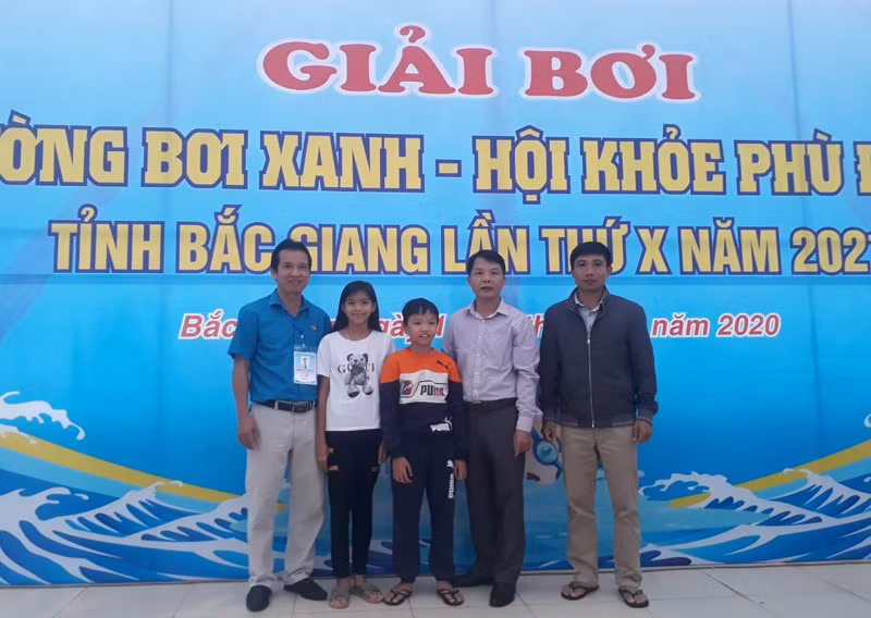Đặng Ngân Hà chụp ảnh với các thầy giáo và bạn học tại Hội khỏe Phù Đổng tỉnh Bắc Giang.