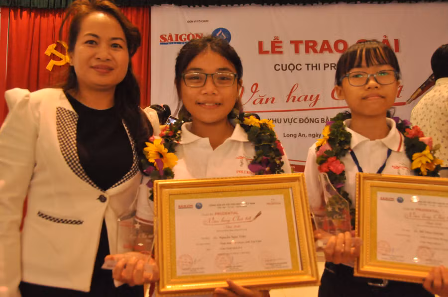 Ban tổ chức trao giải nhất cho 2 thí sinh