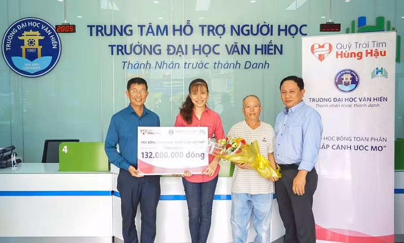 Trường ĐH Văn Hiến trao học bổng toàn phần cho một thí sinh có hoàn cảnh đặc biệt.