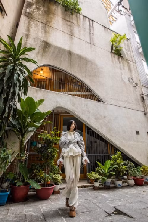 Hình ảnh thuộc dự án nghiên cứu Nexus được chụp tại Lib House ở TP. Hồ Chí Minh (2015). Tòa nhà do Ateiler Tho. A Architects thiết kế và người mẫu mặc trang phục của nhà thiết kế Khoa Lỗ.