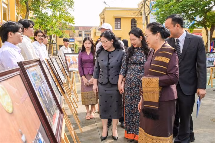 Thứ trưởng Bộ GD&ĐT Nguyễn Thị Kim Chi cùng đoàn đại biểu tham quan một số hình ảnh trưng bày các hoạt động theo chiều dài lịch sử của trường Hữu nghị T78. Thứ trưởng Bộ GD&ĐT Nguyễn Thị Kim Chi cùng đoàn đại biểu tham quan một số hình ảnh trưng bày các hoạt động theo chiều dài lịch sử của trường Hữu nghị T78.